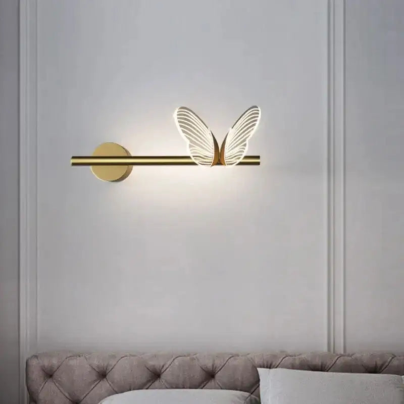 Applique murale avec papillon posé sur support doré