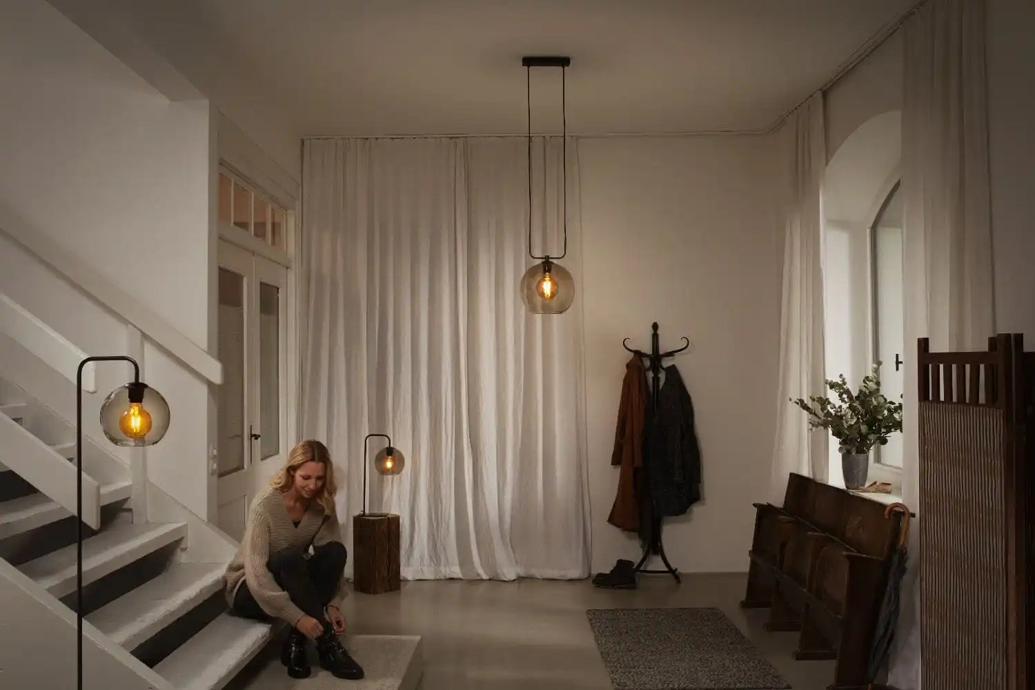 Intérieur bien éclairé avec des luminaires modernes.