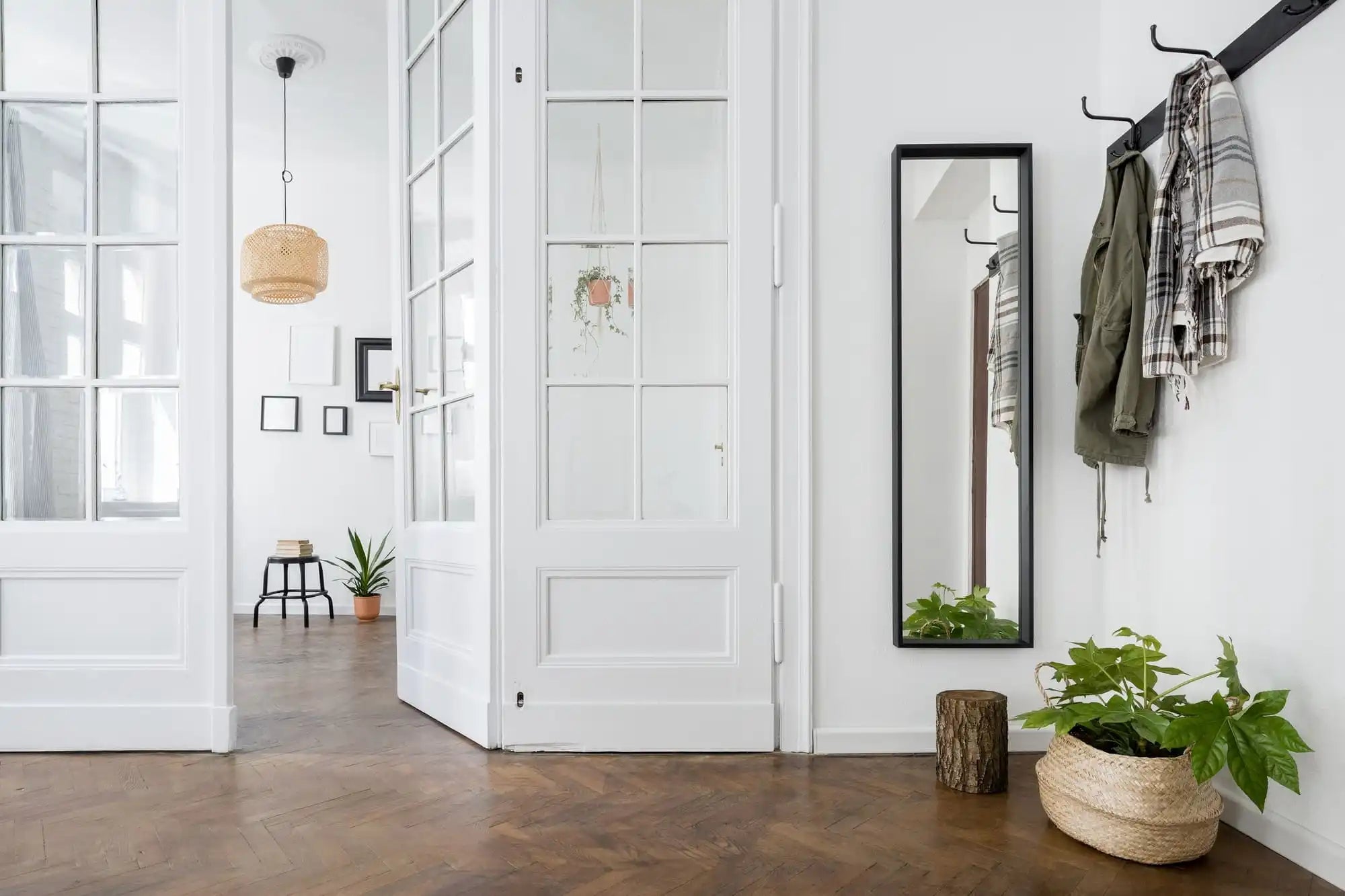 Couloir avec des portes blanches.