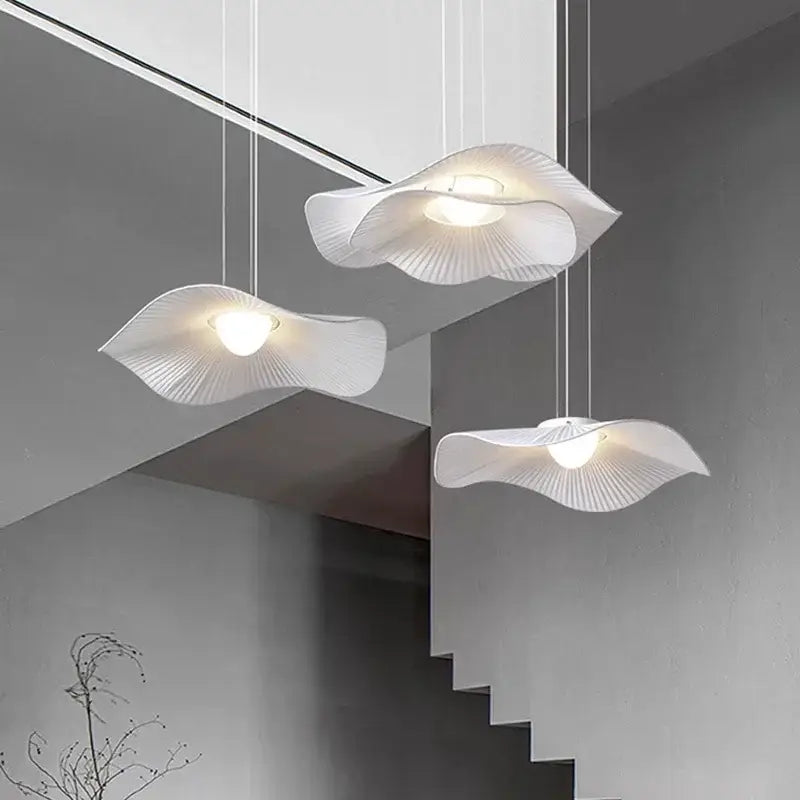Suspension blanche ondulée en tissu plissé style organique moderne