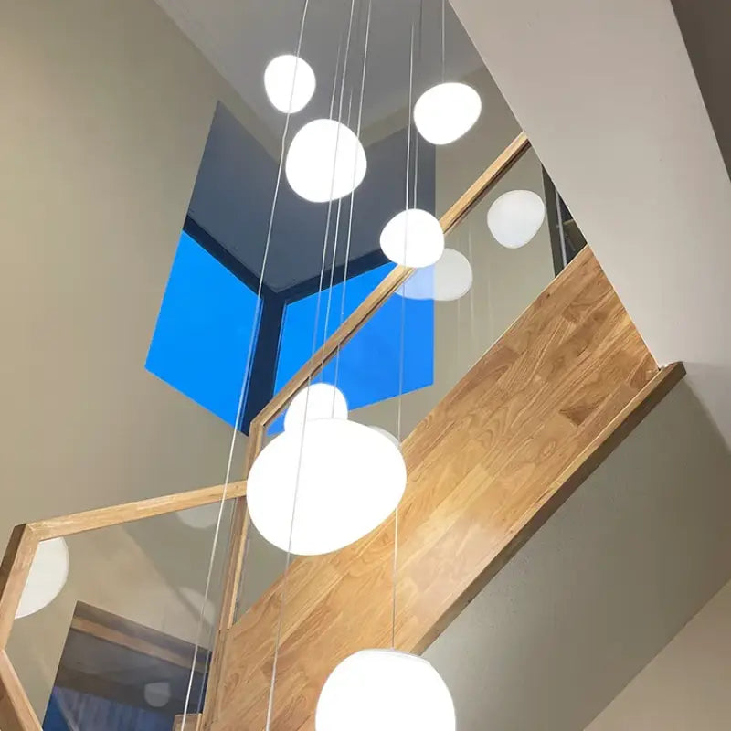 Suspension Cascade Moderne Boules Blanches Haut Plafond