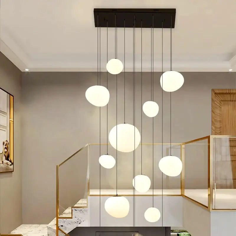 Suspension Cascade Moderne Boules Blanches Haut Plafond