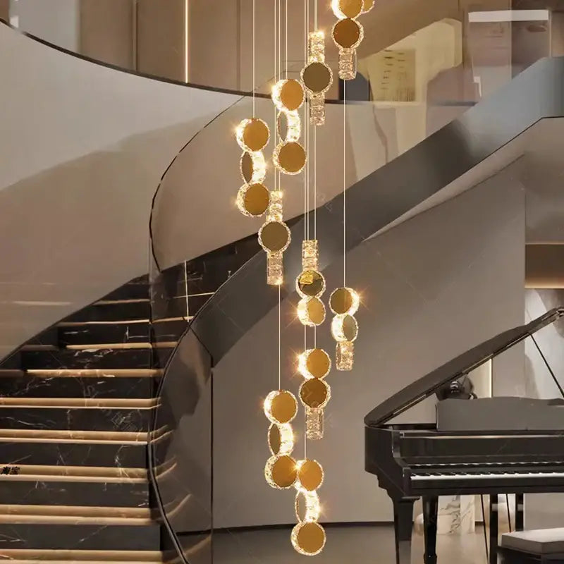 Suspension Design En Cascade Avec Boules Dorées Élégantes