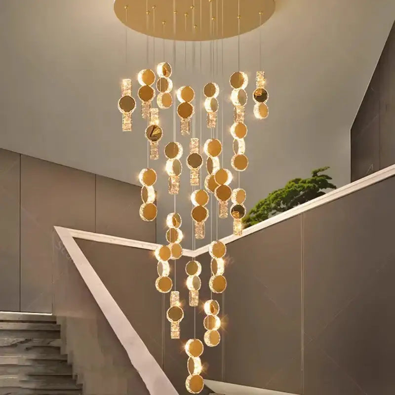 Suspension Design En Cascade Avec Boules Dorées Élégantes