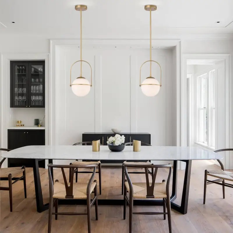 Suspension Globe Moderne Verre Opalin Structure Dorée Élégante