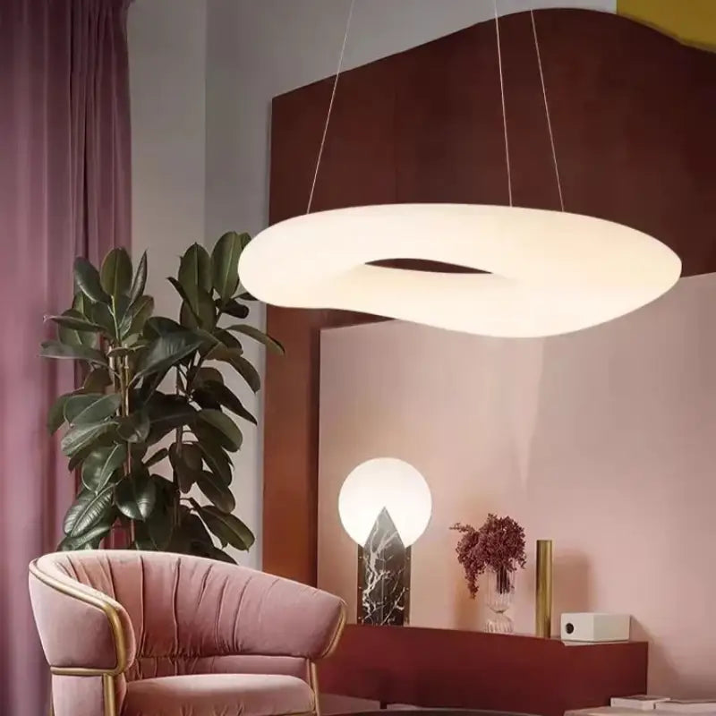Suspension LED blanche design organique forme ovale ajourée moderne