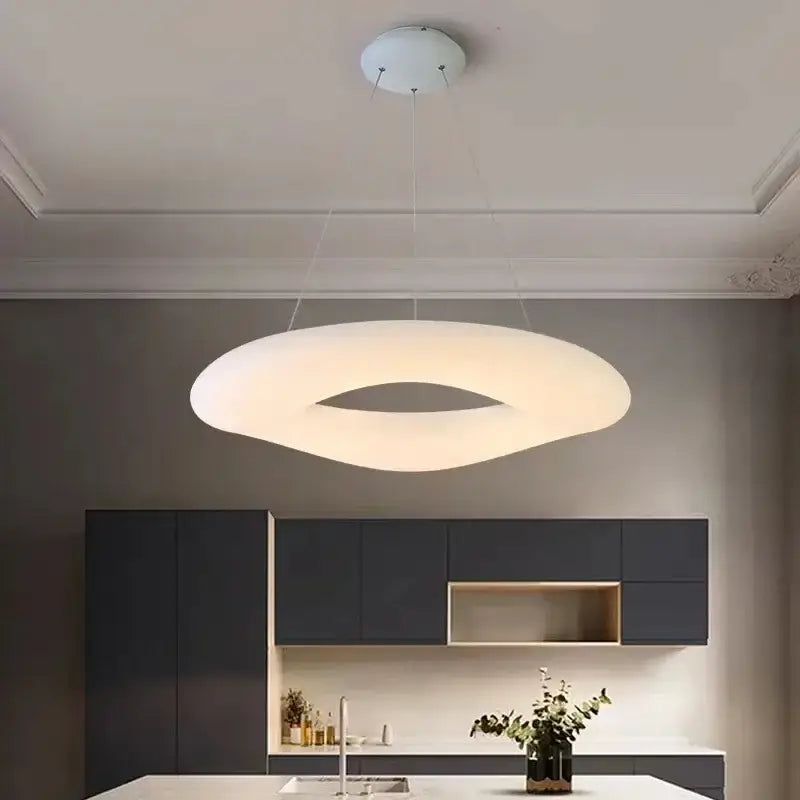 Suspension LED blanche design organique forme ovale ajourée moderne