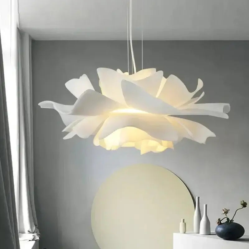 Suspension luminaire blanche en forme de fleur pour salon