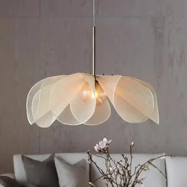 Suspension luminaire délicate translucides évoquant feuille en pétales