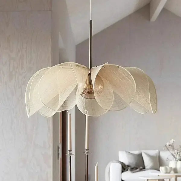 Suspension luminaire délicate translucides évoquant feuille en pétales