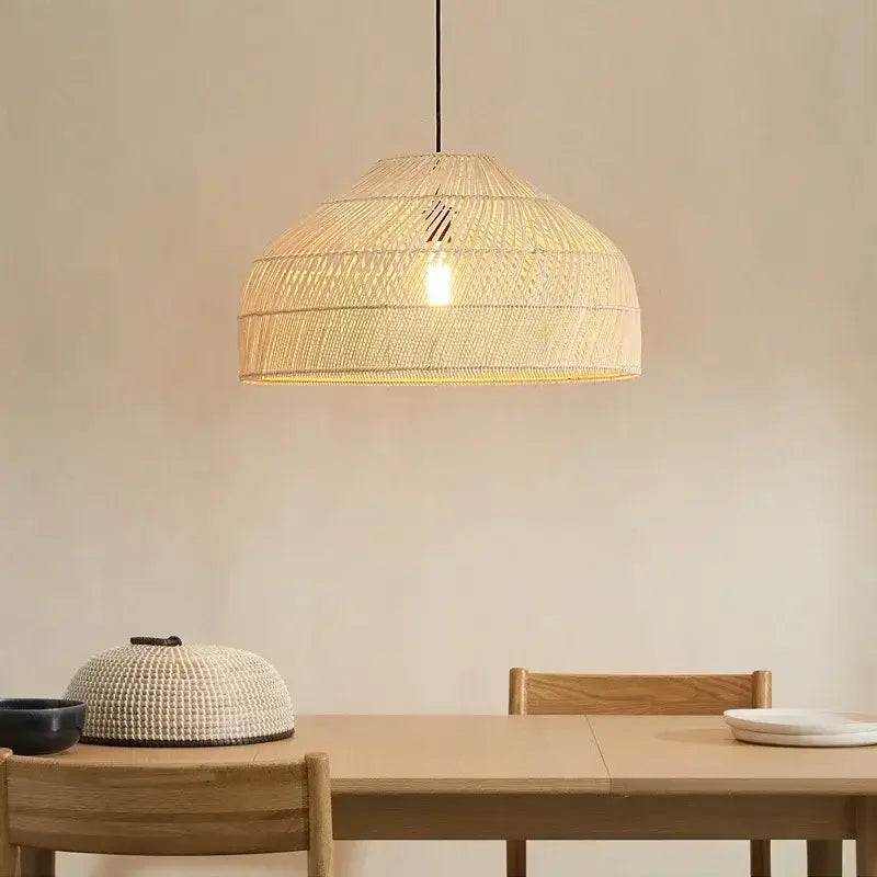 Suspension luminaire en rotin beige ou noir pour cuisine naturelle
