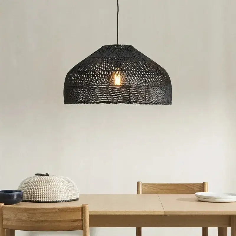 Suspension luminaire en rotin beige ou noir pour cuisine naturelle