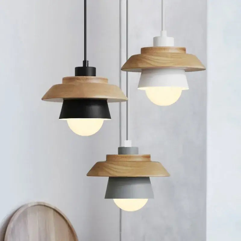 Suspension luminaire macaron en bois et aluminium pour cuisine
