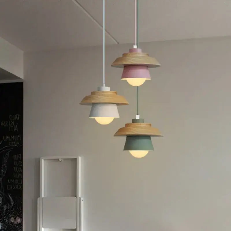 Suspension luminaire macaron en bois et aluminium pour cuisine
