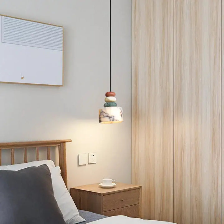 Suspension luminaire noir et blanc avec 3 boules colorées