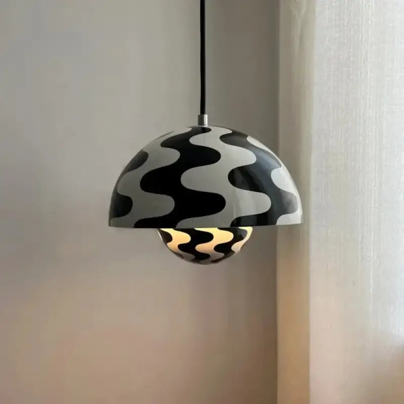 Suspension luminaire noir et blanc zébré comme le célèbre gâteau