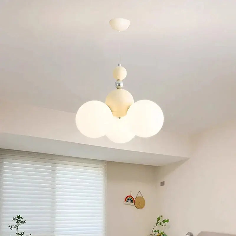 Suspension Moderne Trois Globes Blancs Style Ludique Enfantin