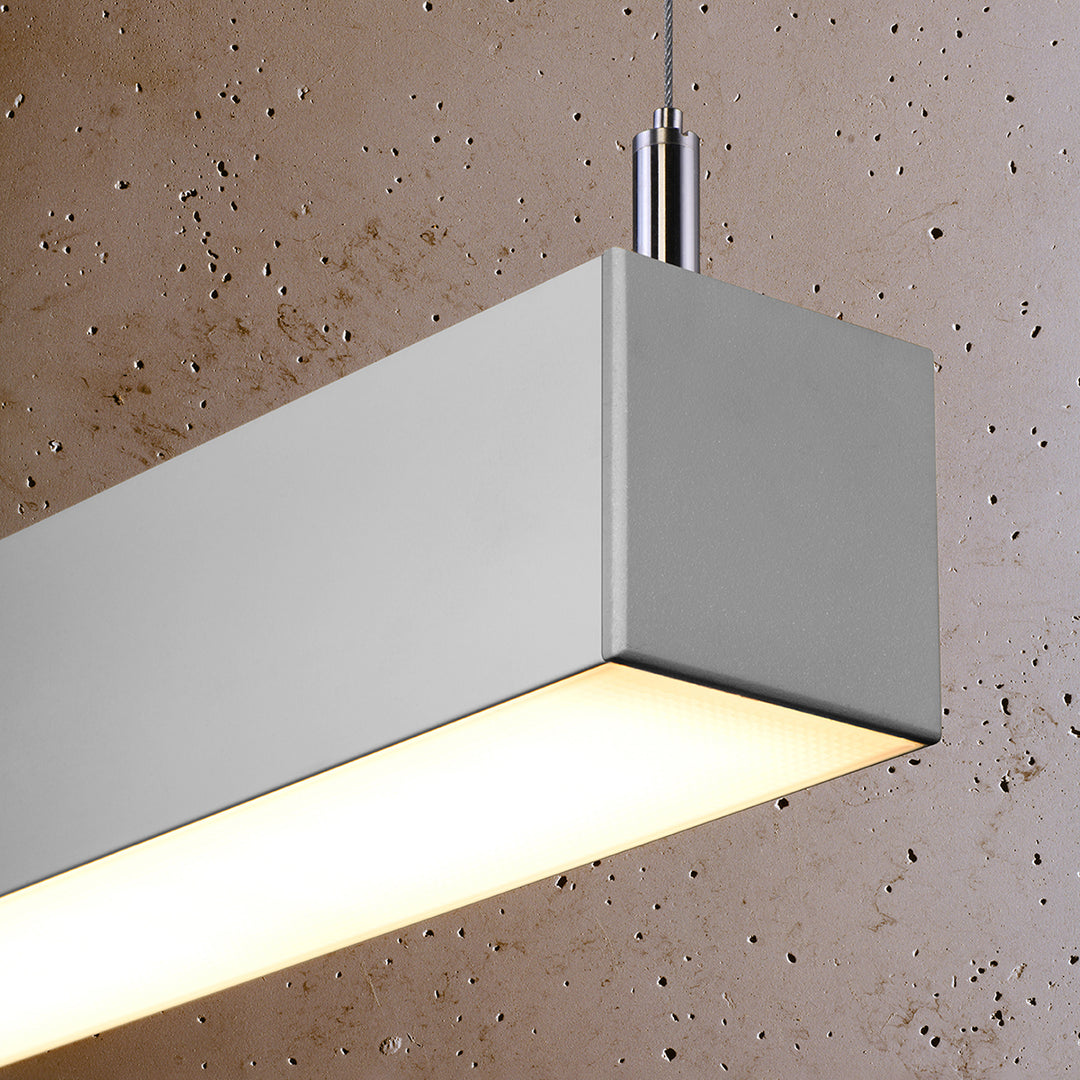 Suspension linéaire PINNE gris allumée, détail du diffuseur opale