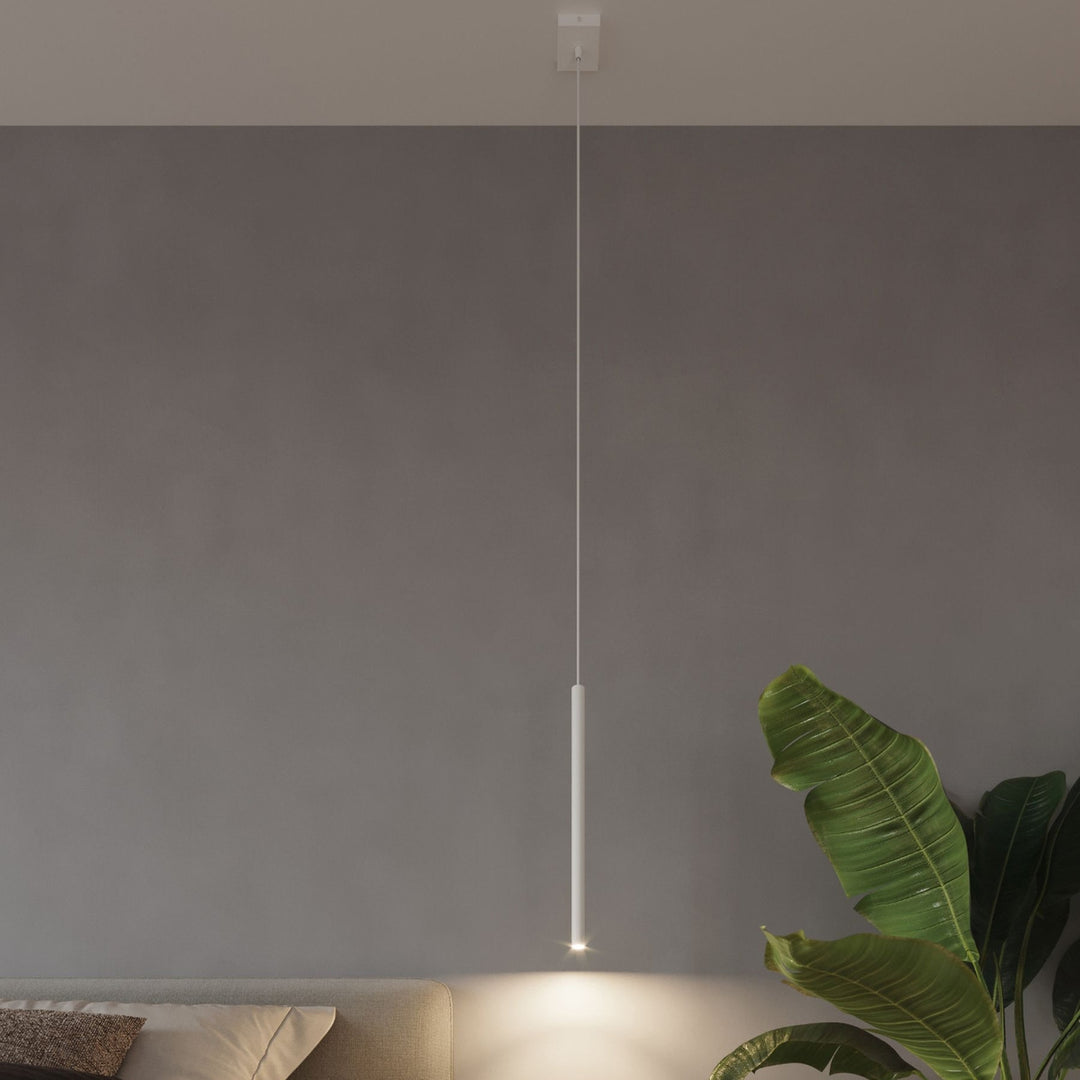 Suspensions tubes fins blanc dans un intérieur contemporain
