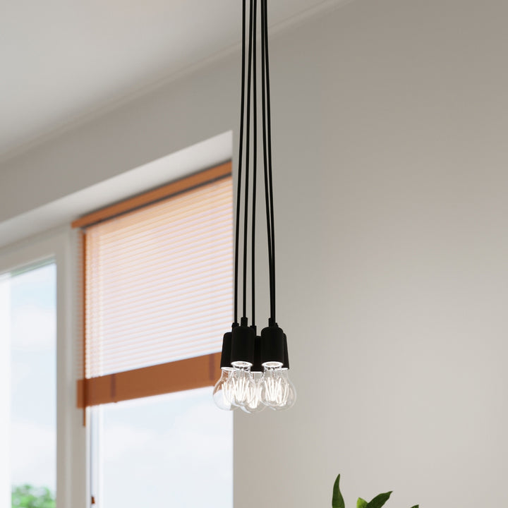 Suspension Luminaire noir allumée, vue rapprochée