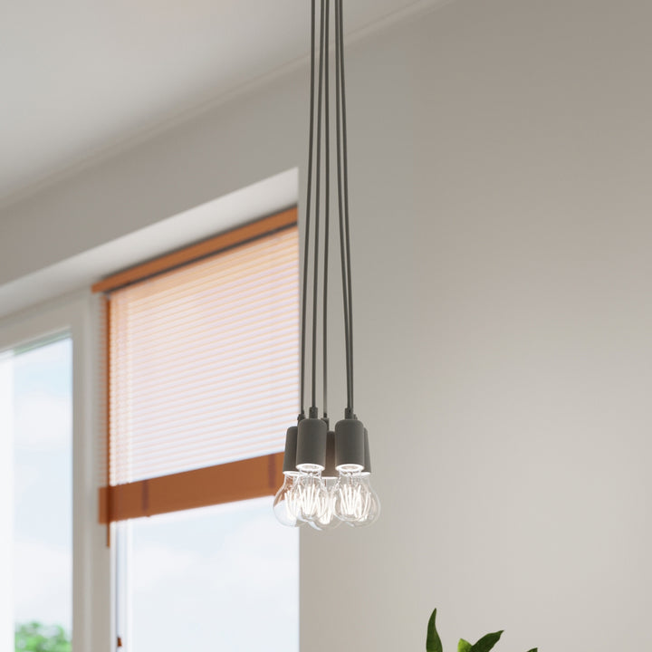 Suspension Luminaire gris allumée, vue rapprochée