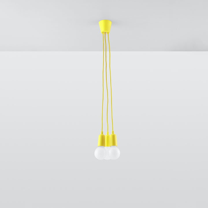 Suspension Luminaire jaune éteinte, vue rapprochée