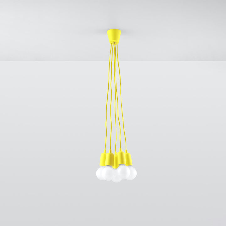 Suspension Luminaire jaune éteinte, vue rapprochée