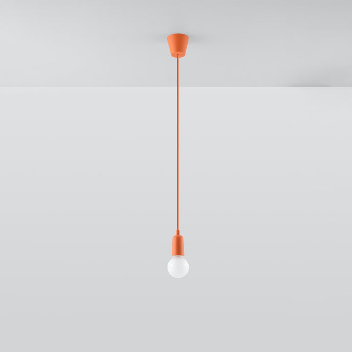 Suspension Luminaire orange éteinte, vue rapprochée