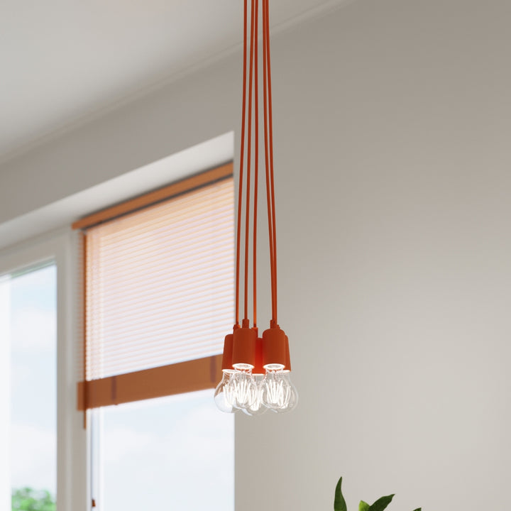 Suspension Luminaire orange allumée, vue rapprochée