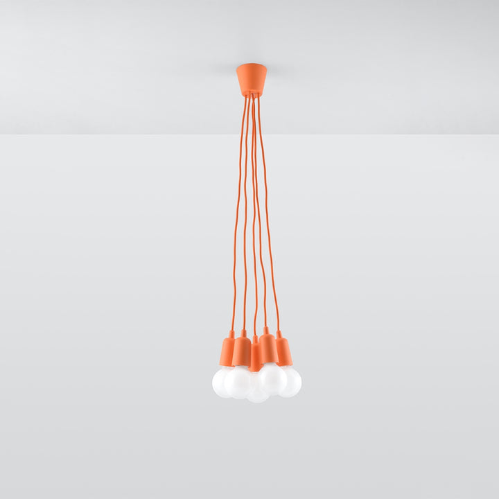 Suspension Luminaire orange éteinte, vue rapprochée