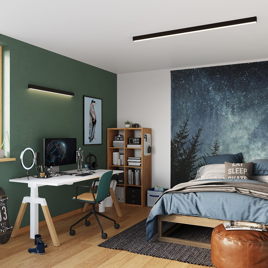 Applique murale linéaire PINNE noir au-dessus d'un bureau