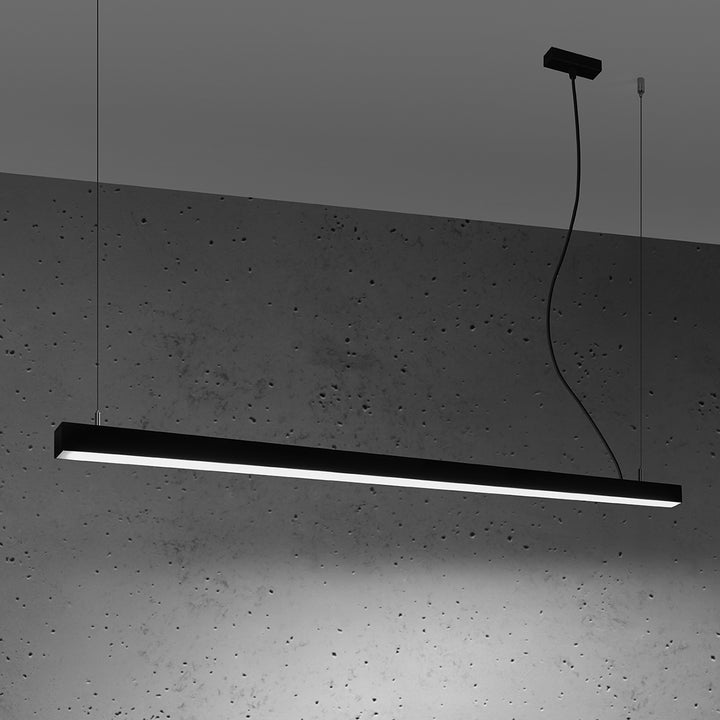 Suspension linéaire PINNE noir allumée, suspendue