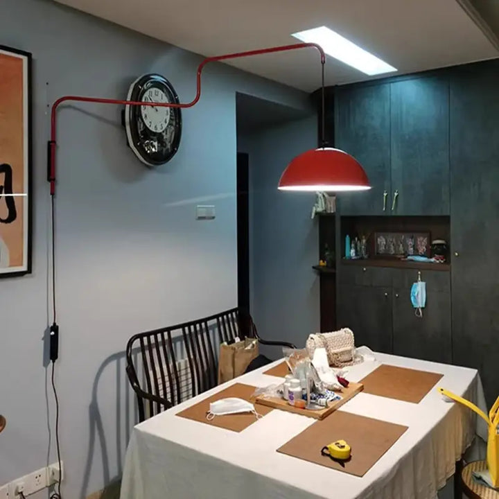 Applique murale design rouge avec bras articulé au style moderne