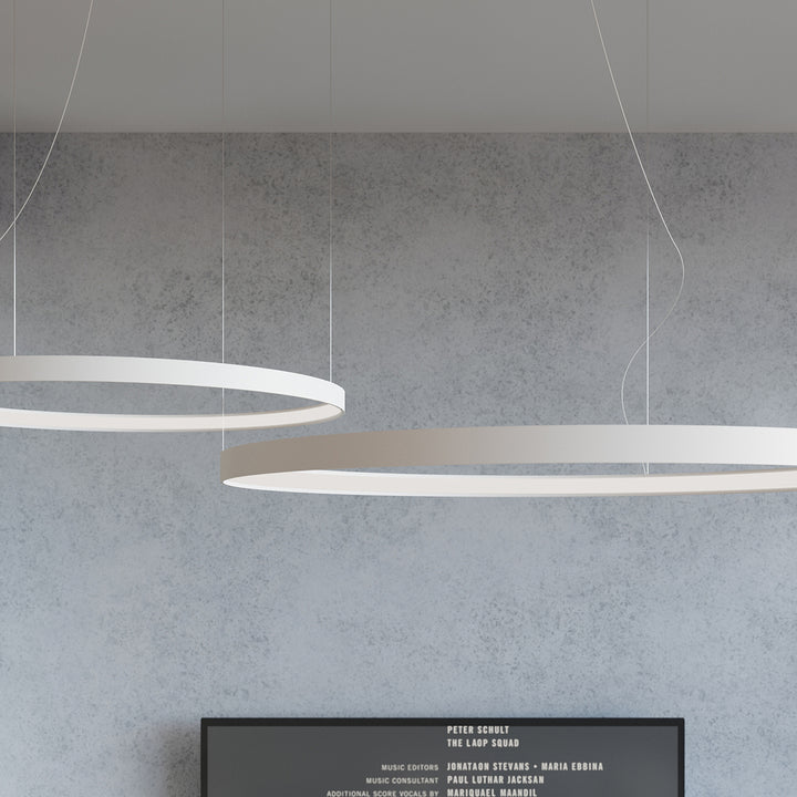 Lustre anneau RIO blanc au-dessus d'une table