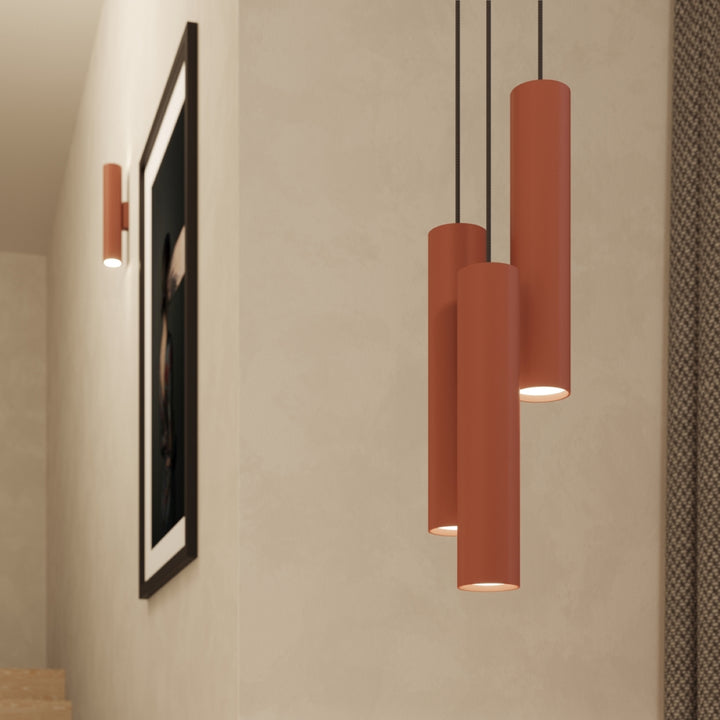 Suspension Luminaire ocre rouge allumée, vue rapprochée