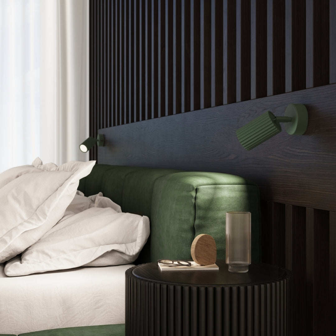 Luminaire Plafonnier vert olive allumée, vue rapprochée