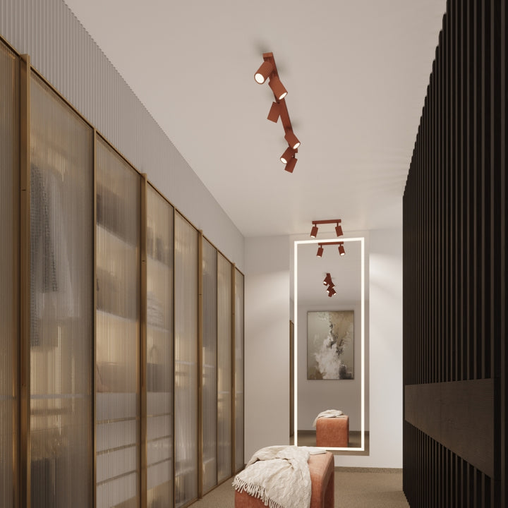Luminaire Plafonnier ocre rouge allumée, vue rapprochée