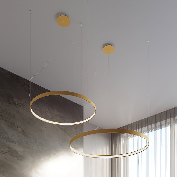 Lustre anneau RIO doré dans un intérieur contemporain