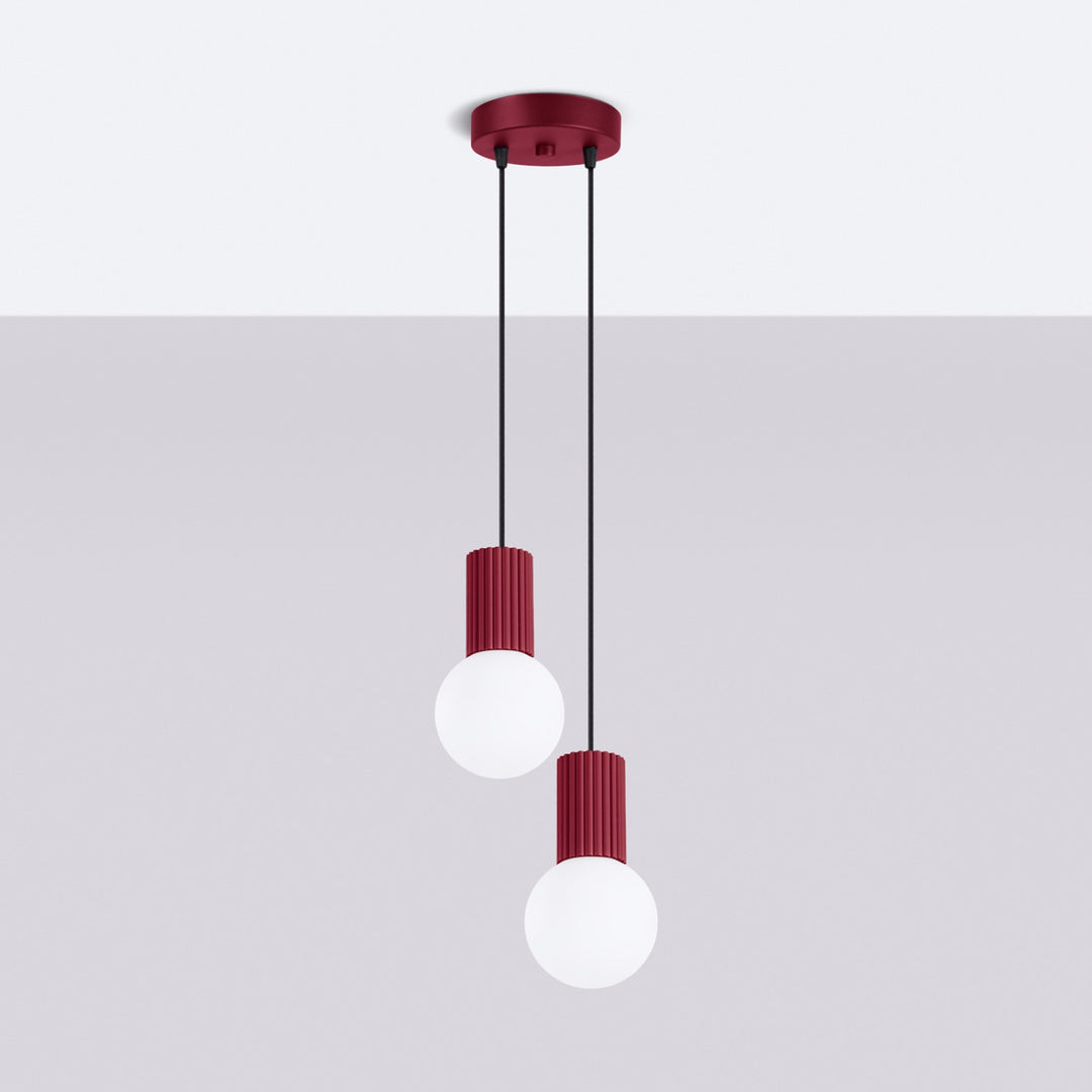 Suspension Luminaire bordeaux éteinte, vue rapprochée