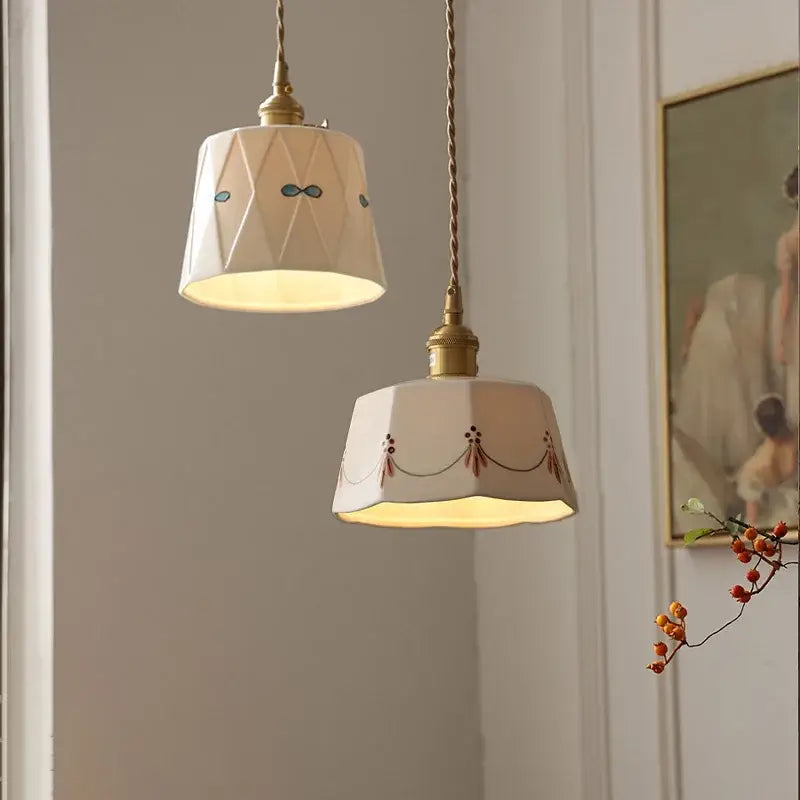Suspension luminaire en céramique avec finition dorée élégante