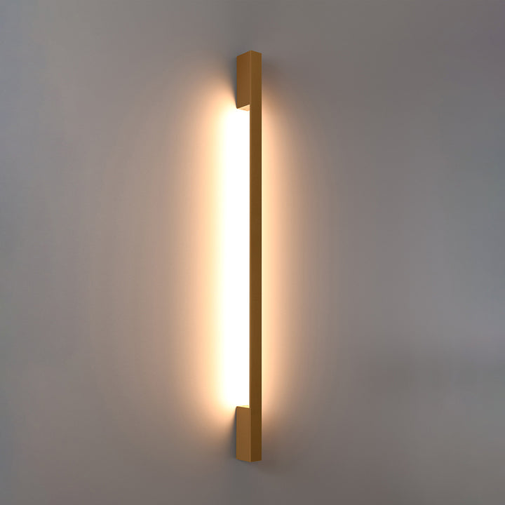 Applique murale SAPPO doré allumée, posée au mur