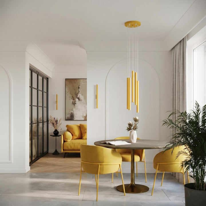 Suspensions tubes fins jaune dans un intérieur contemporain