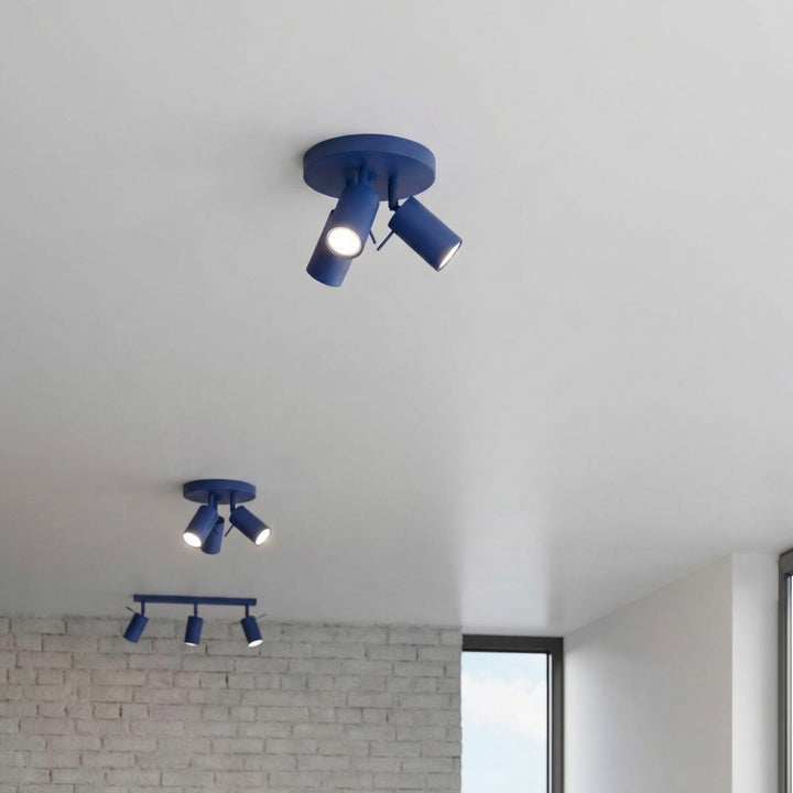 Luminaire Plafonnier outremer allumée, vue rapprochée