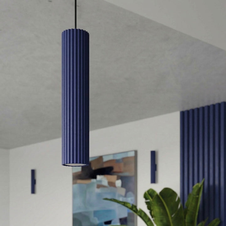 Luminaire Plafonnier outremer allumée, vue rapprochée