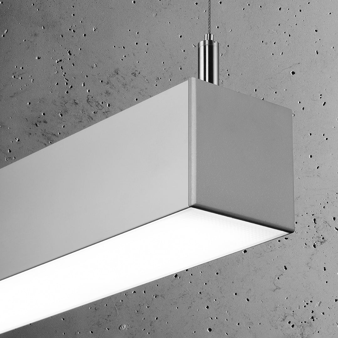 Suspension linéaire PINNE gris allumée, détail du diffuseur opale