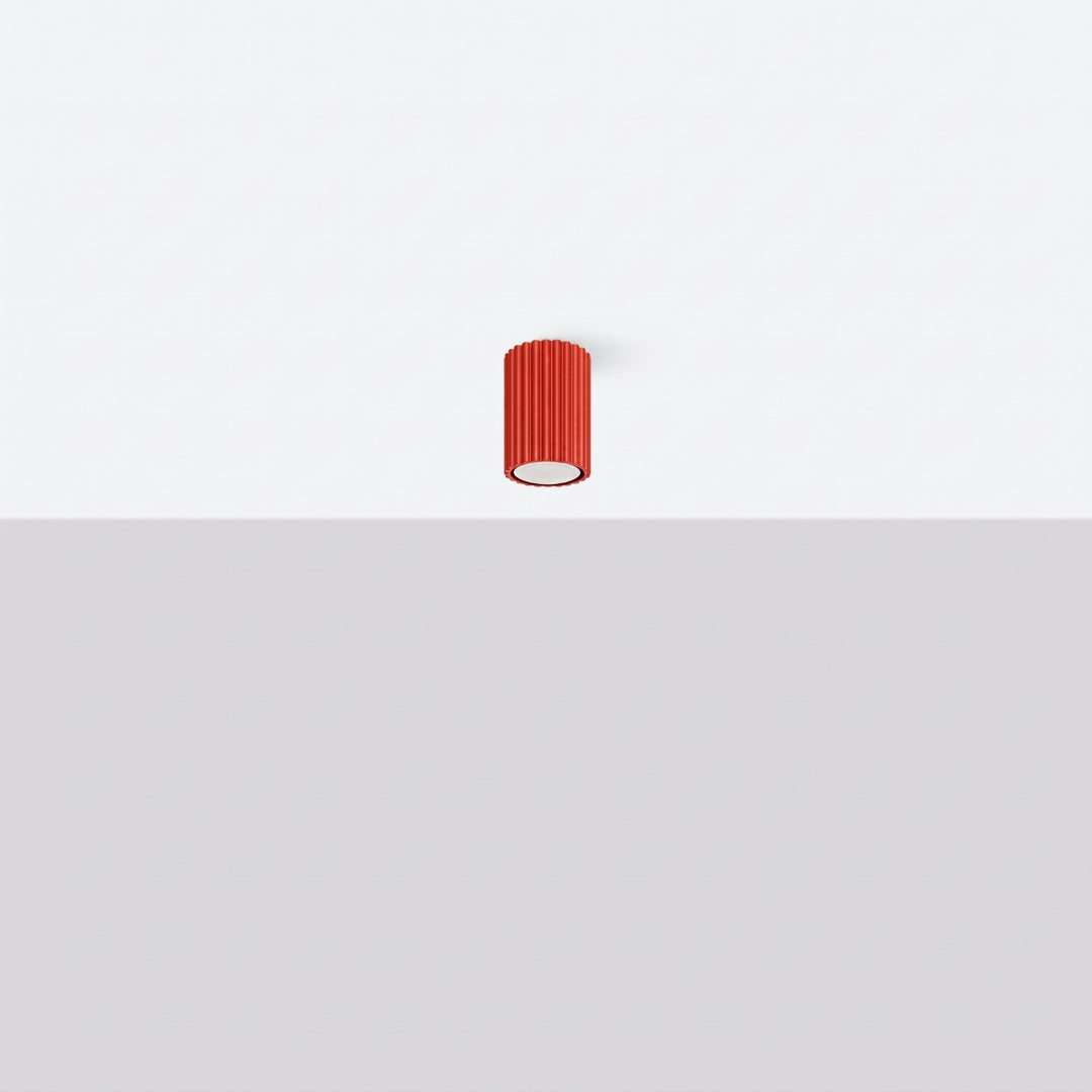 Luminaire Plafonnier rouge éteinte, vue rapprochée