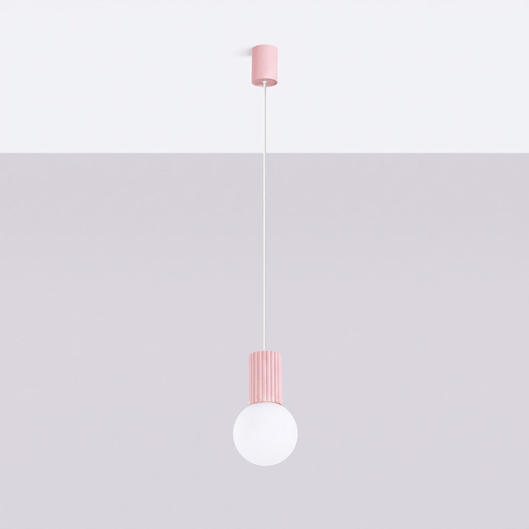 Suspension Luminaire rose éteinte, vue rapprochée