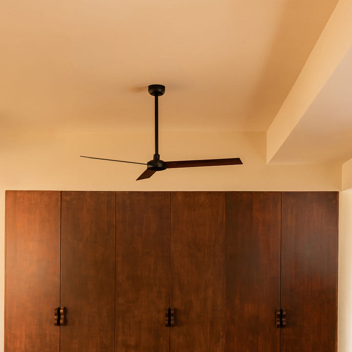 Ventilateur de plafond Rudder noir et noyer dans un intérieur