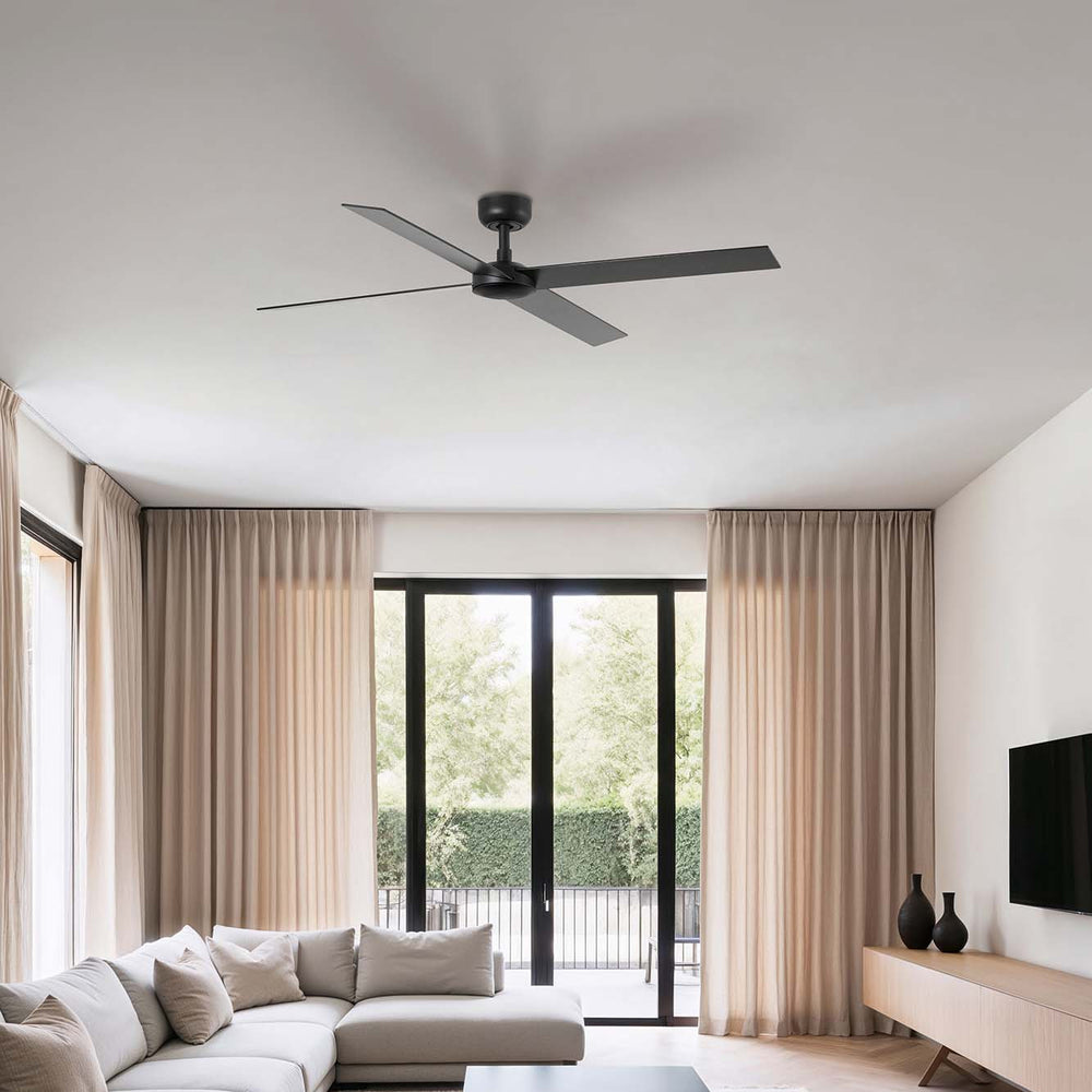 Ventilateur de plafond Rudder noir et noyer dans un intérieur