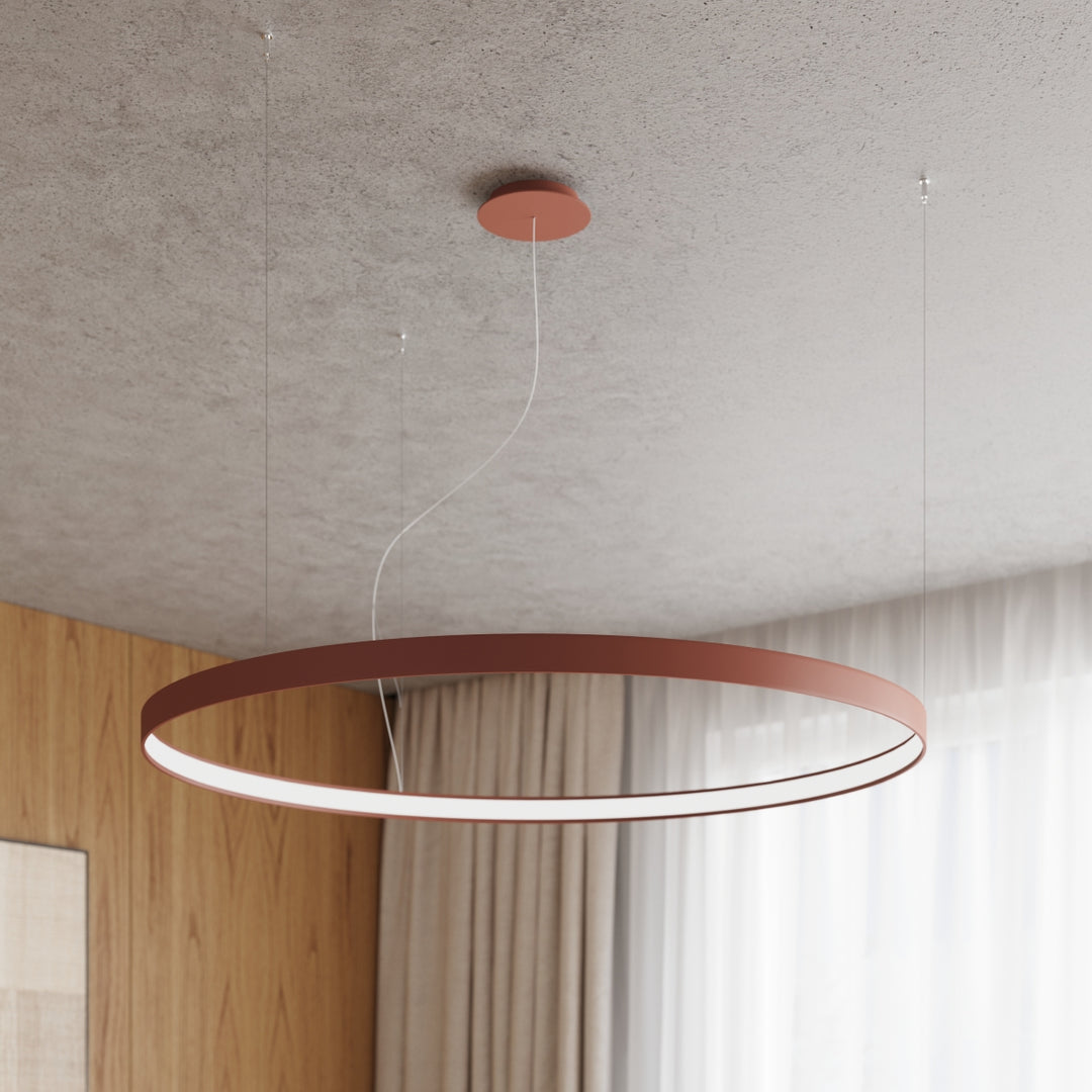 Lustre anneau RIO beige au-dessus d'une table